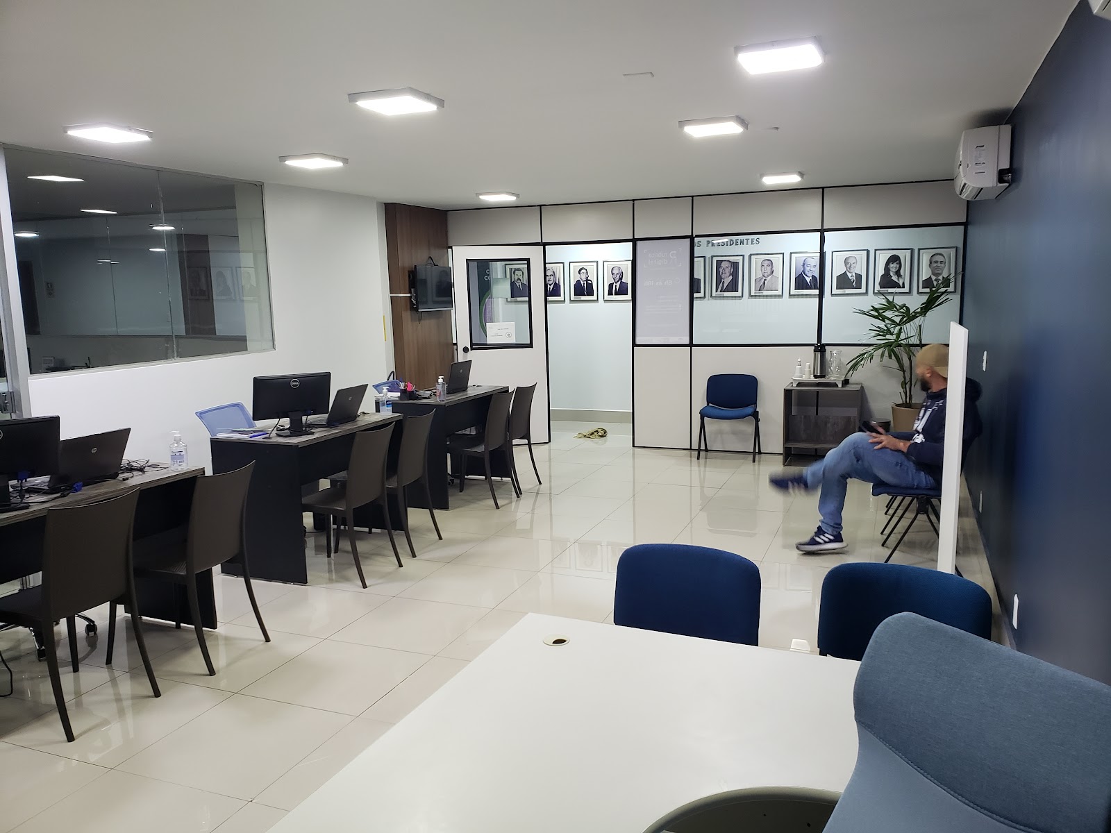 Sala de atendimento da Rubrica Digital — mesas com computadores e equipe trabalhando