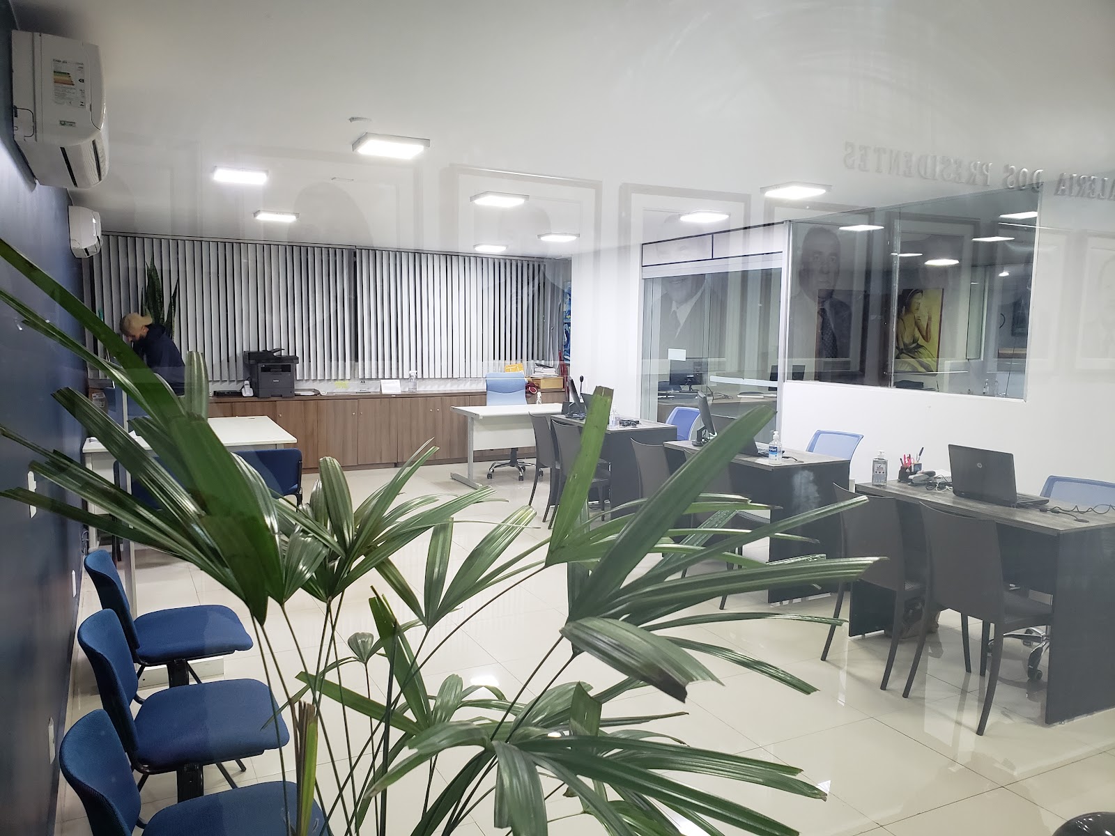 Recepção da Rubrica Digital em Brasília — cadeiras de espera e ambiente claro