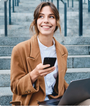 Pessoa sorrindo segurando celular e laptop ao ar livre — uso típico do certificado digital A3 em nuvem (imagem oficial Syngular Sync)